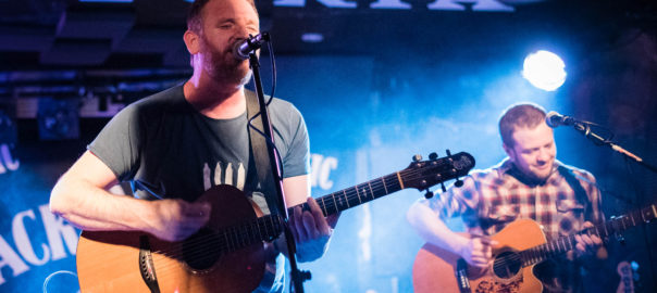 Die englischen Folkmusiker Chris Webb unsd Nick Parker spielen gemeinsam im Filou Steinhude